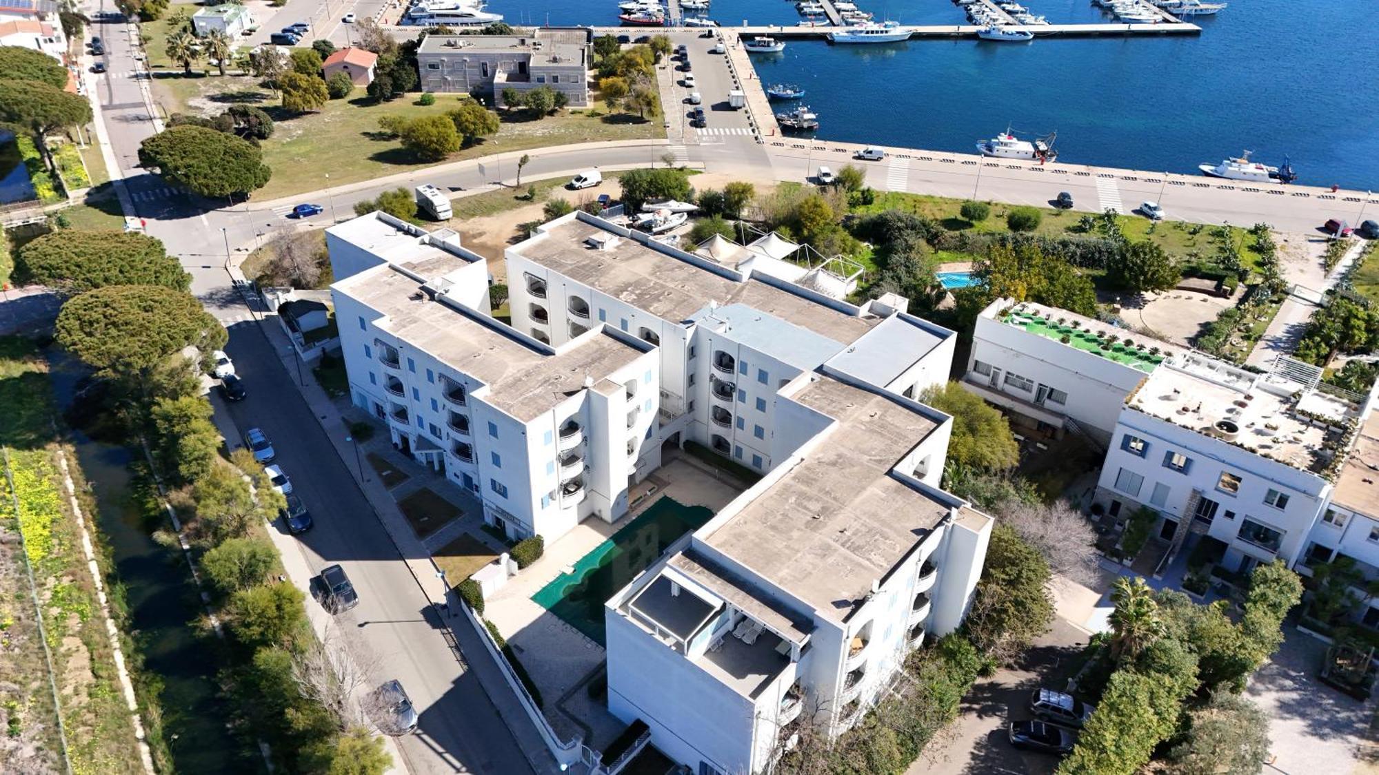 Апарт готель Le Residenze Blu Sardinia Ла-Калетта Екстер'єр фото